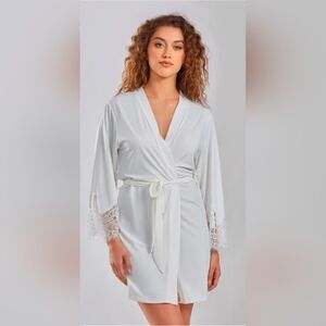 iCollection Arlene  Robe  Nwt Size Large